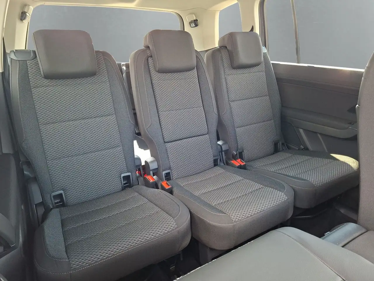 Volkswagen Touran 1.5TSI IQ LED ACC 7 Si Standh Side 17" 13
