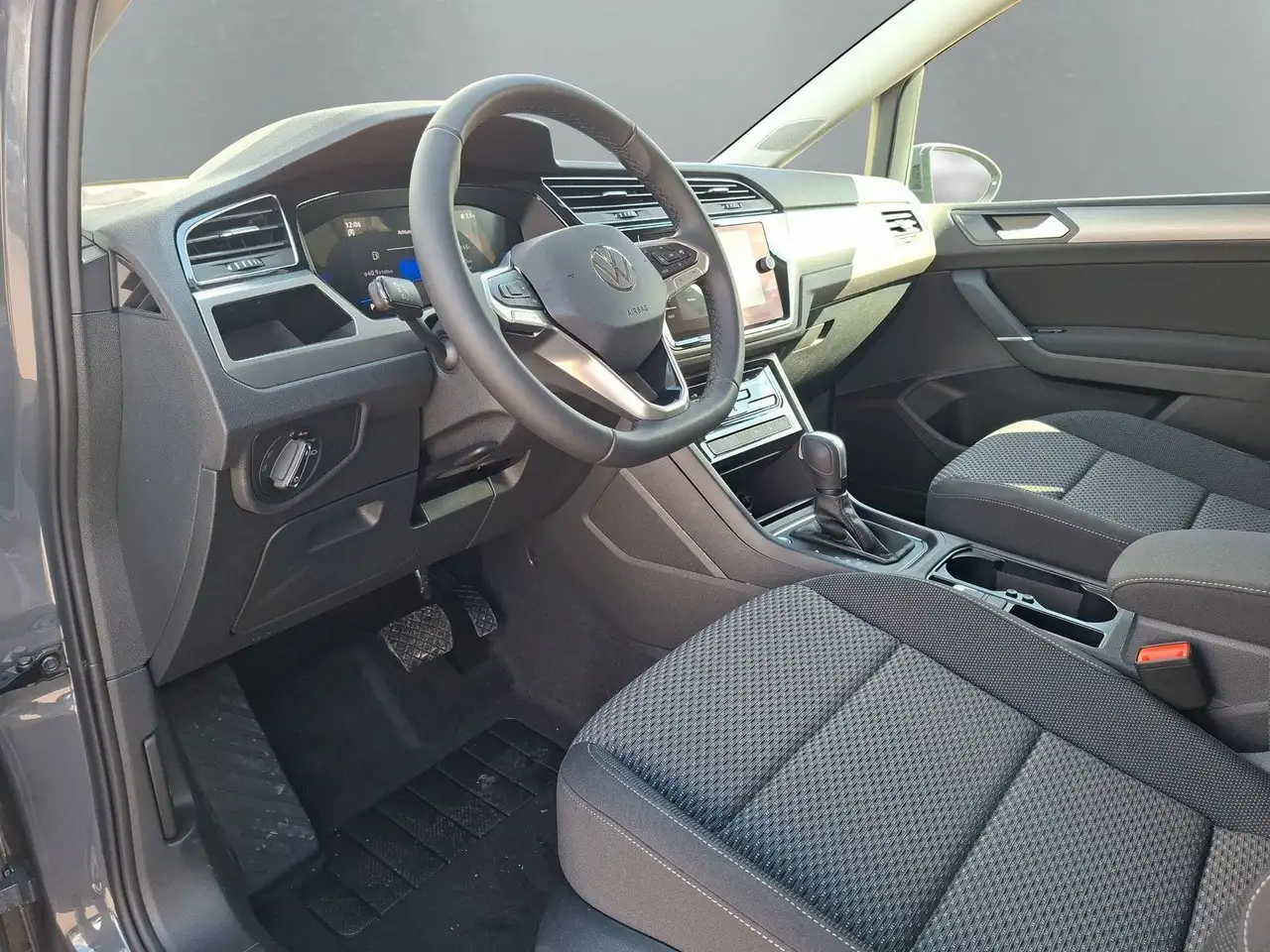 Volkswagen Touran 1.5TSI IQ LED ACC 7 Si Standh Side 17" 10