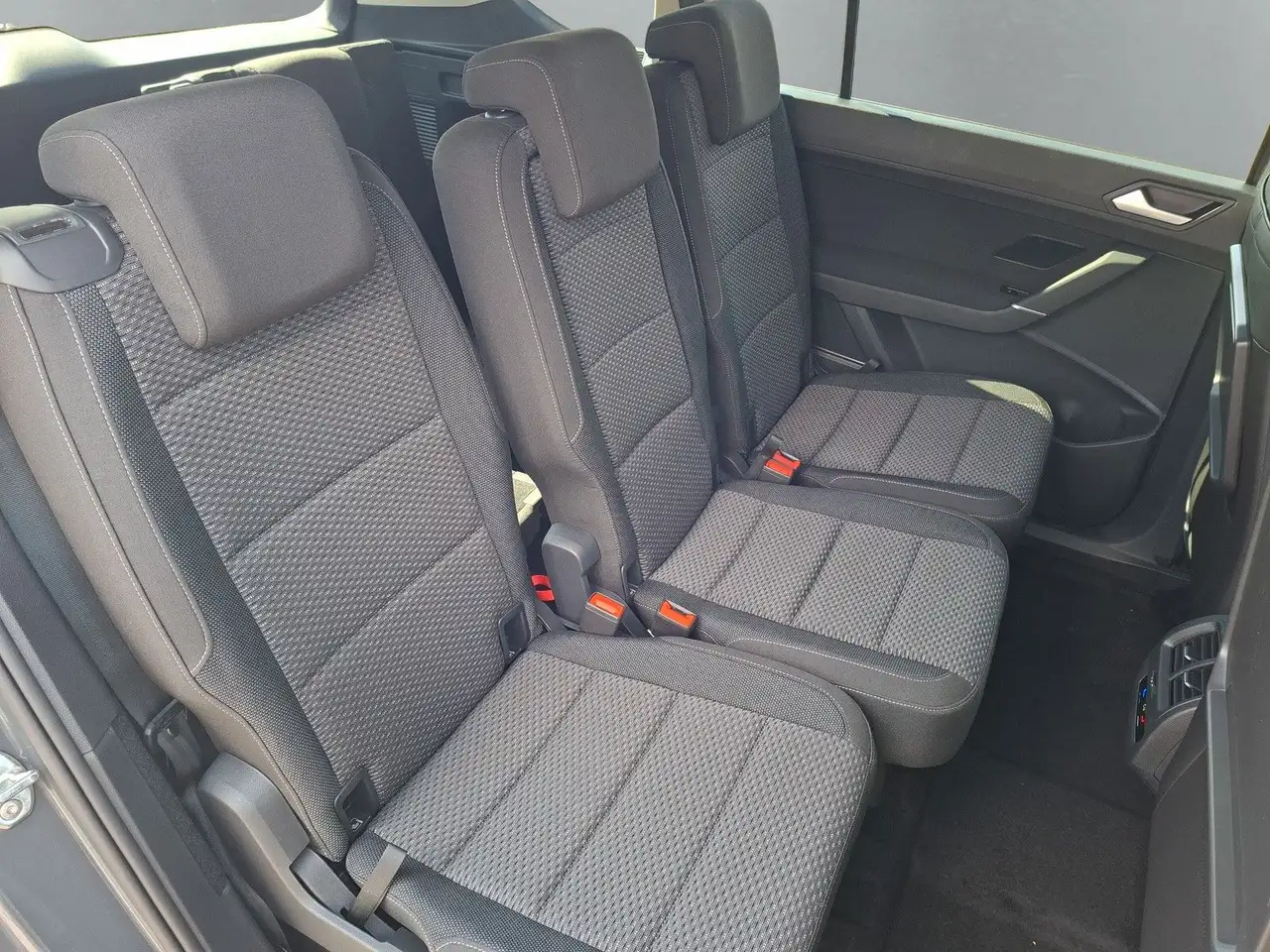 Volkswagen Touran 1.5TSI IQ LED ACC 7 Si Standh Side 17" 12