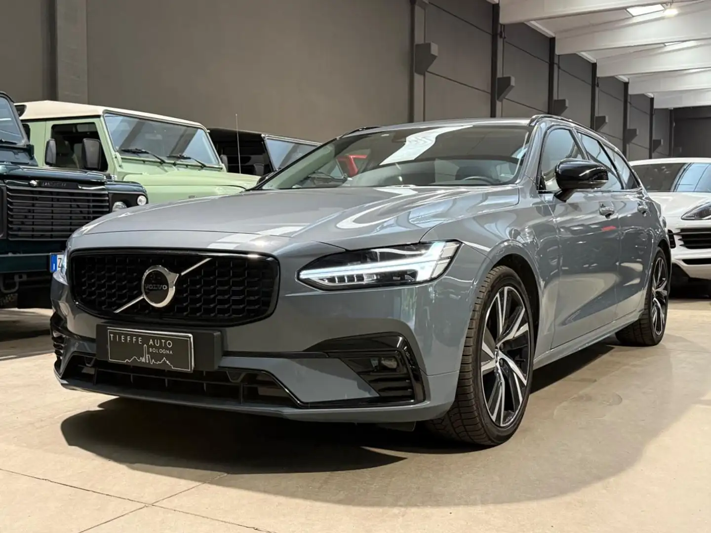 Volvo V90 B4 (d)  automatico Plus Dark Grigio - 1