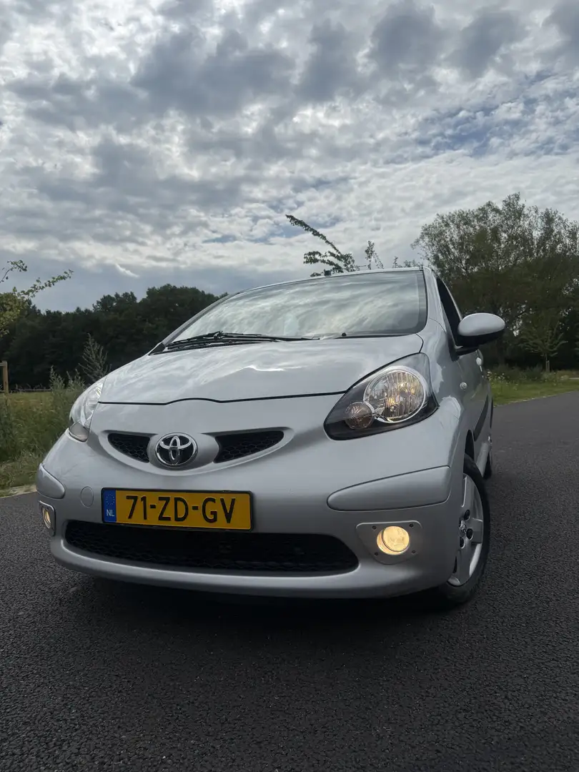 Toyota Aygo 1.0-12V Sport Grijs - 1