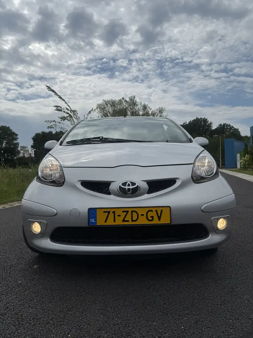 Toyota Aygo 1.0-12V Sport Grijs - 2