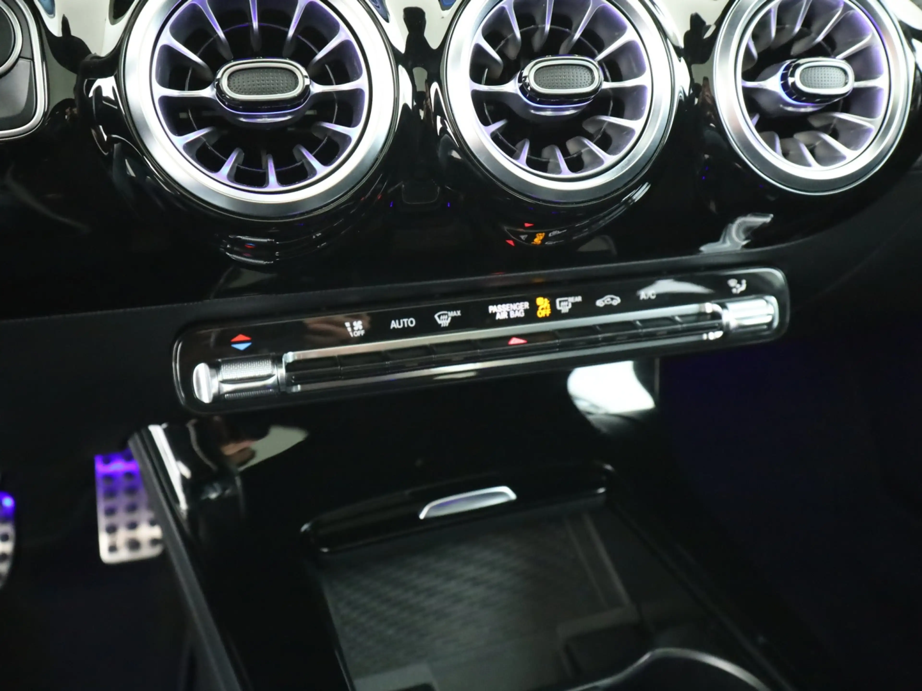 Mercedes-Benz A 200 Lim *AMG Line*Panorama*Park-Paket*Kamera** — photo 14