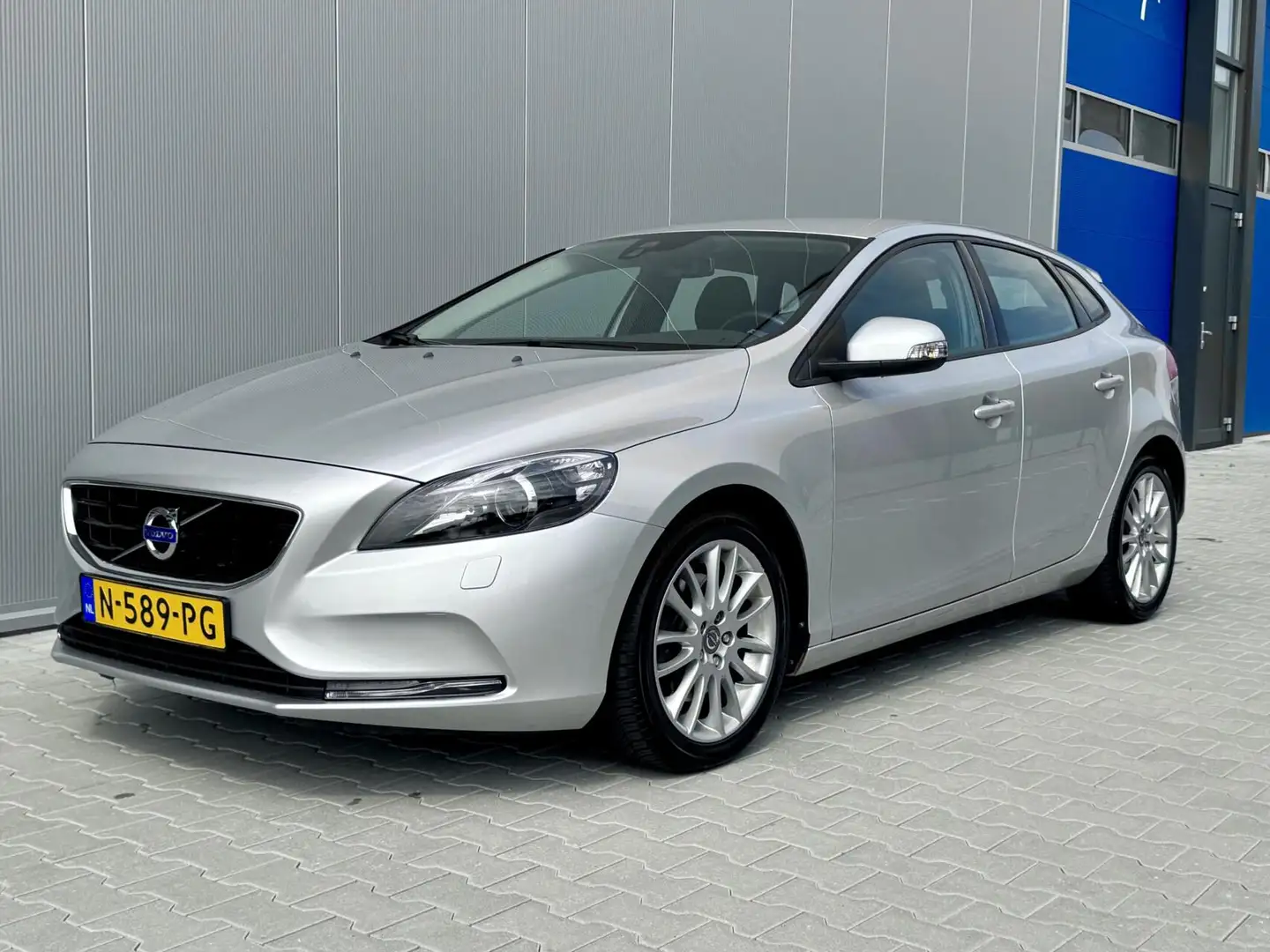 Volvo V40 1.6 T2 Momentum | PDC | Clima | Lage KM | Xenon Grijs - 1