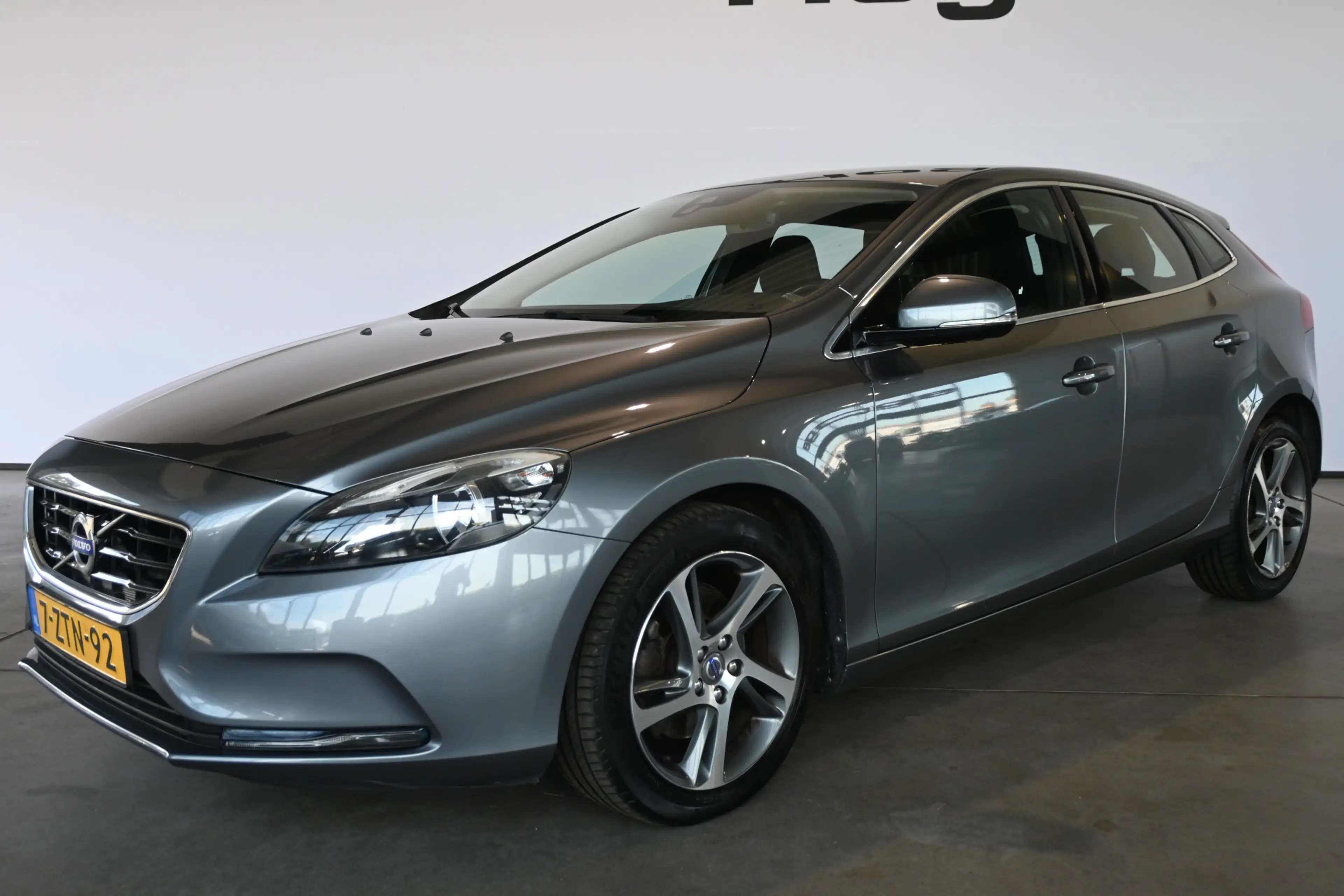 Volvo V40 1.6 T2 Momentum Clima Cruise control Navigatie Cam — photo 15
