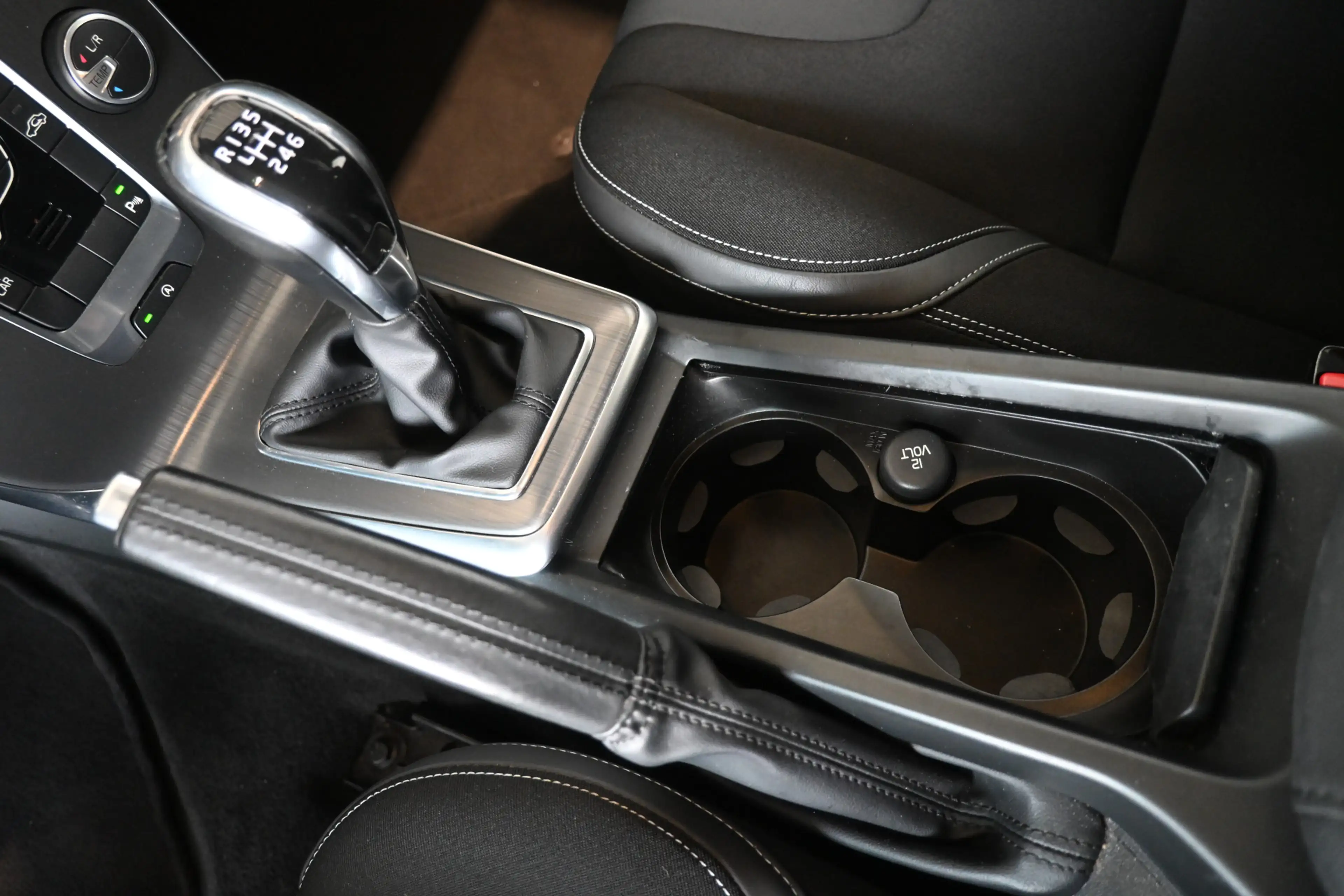 Volvo V40 1.6 T2 Momentum Clima Cruise control Navigatie Cam — photo 14
