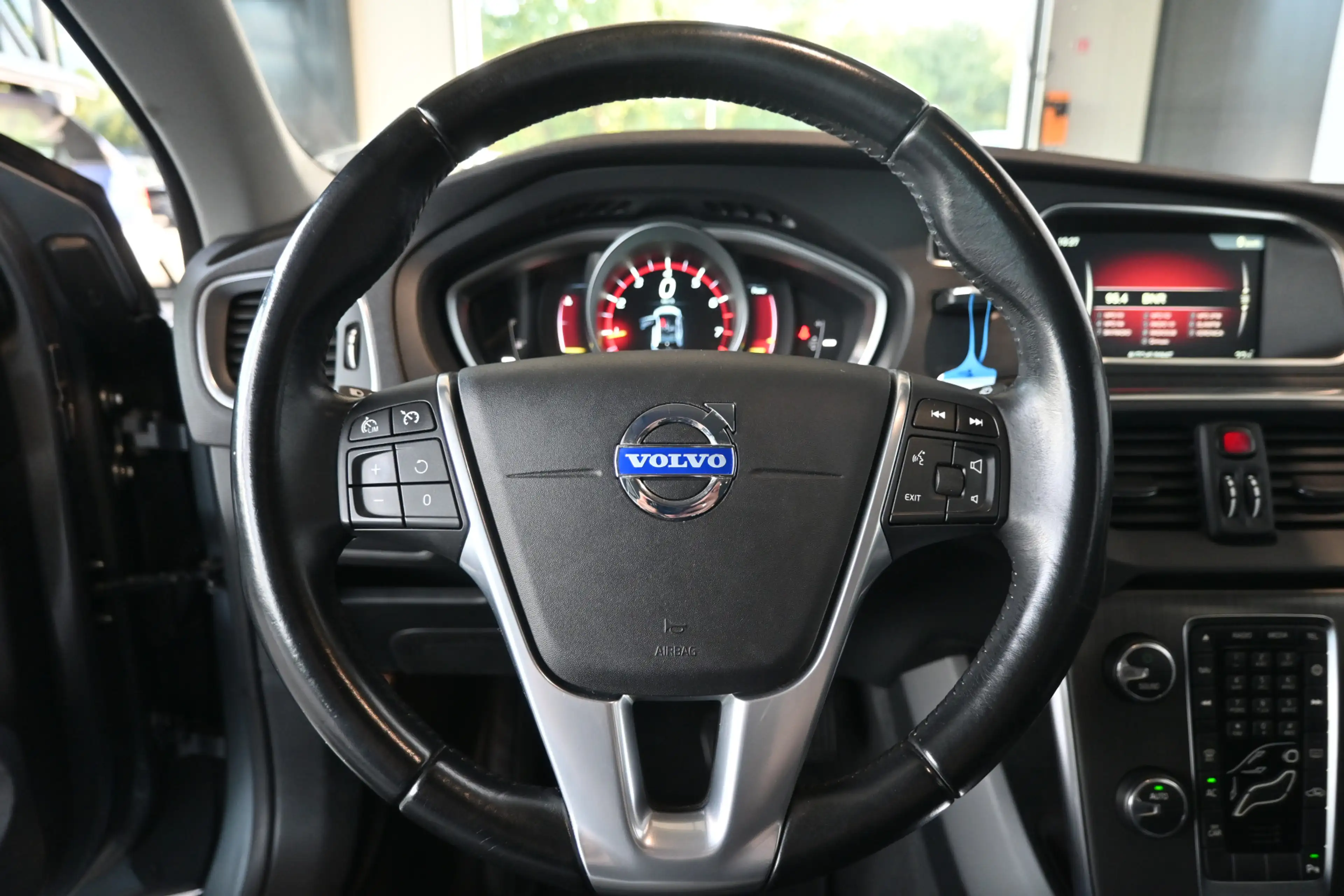 Volvo V40 1.6 T2 Momentum Clima Cruise control Navigatie Cam — photo 6