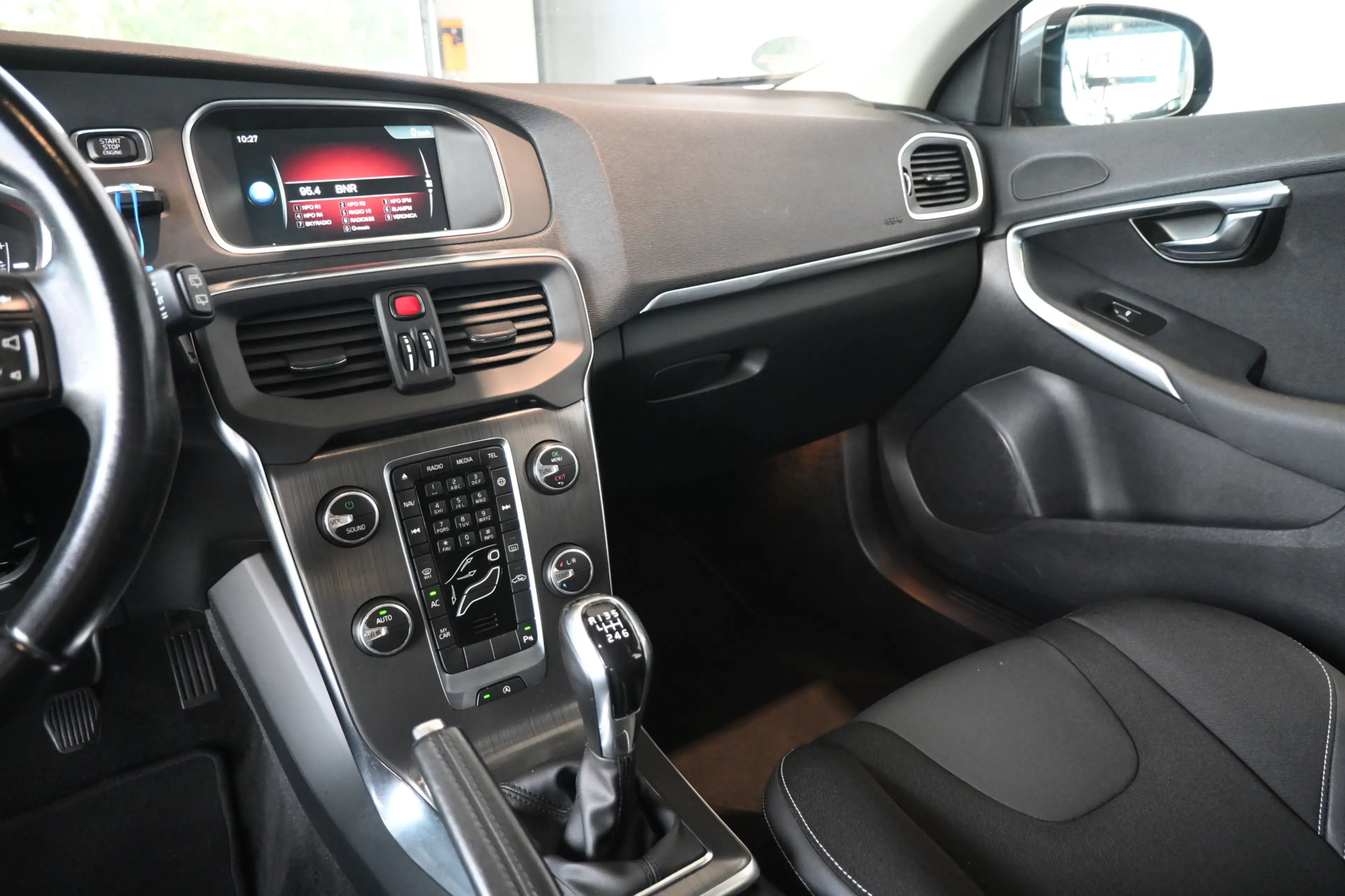 Volvo V40 1.6 T2 Momentum Clima Cruise control Navigatie Cam — photo 9