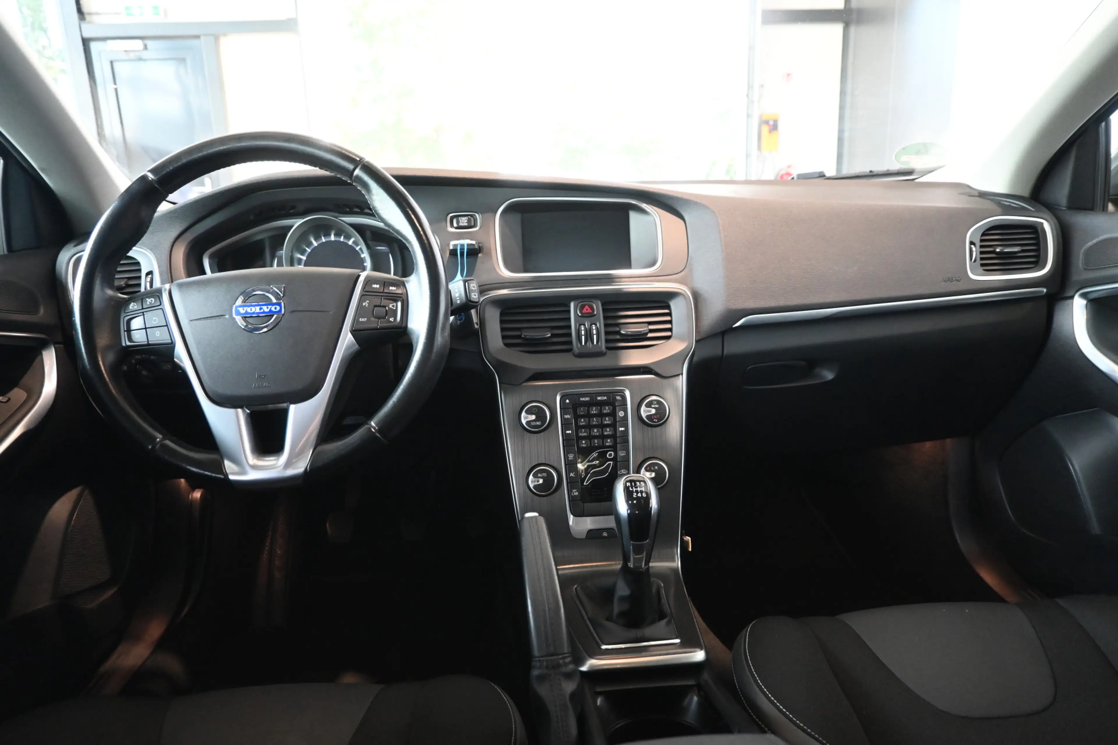Volvo V40 1.6 T2 Momentum Clima Cruise control Navigatie Cam — photo 2