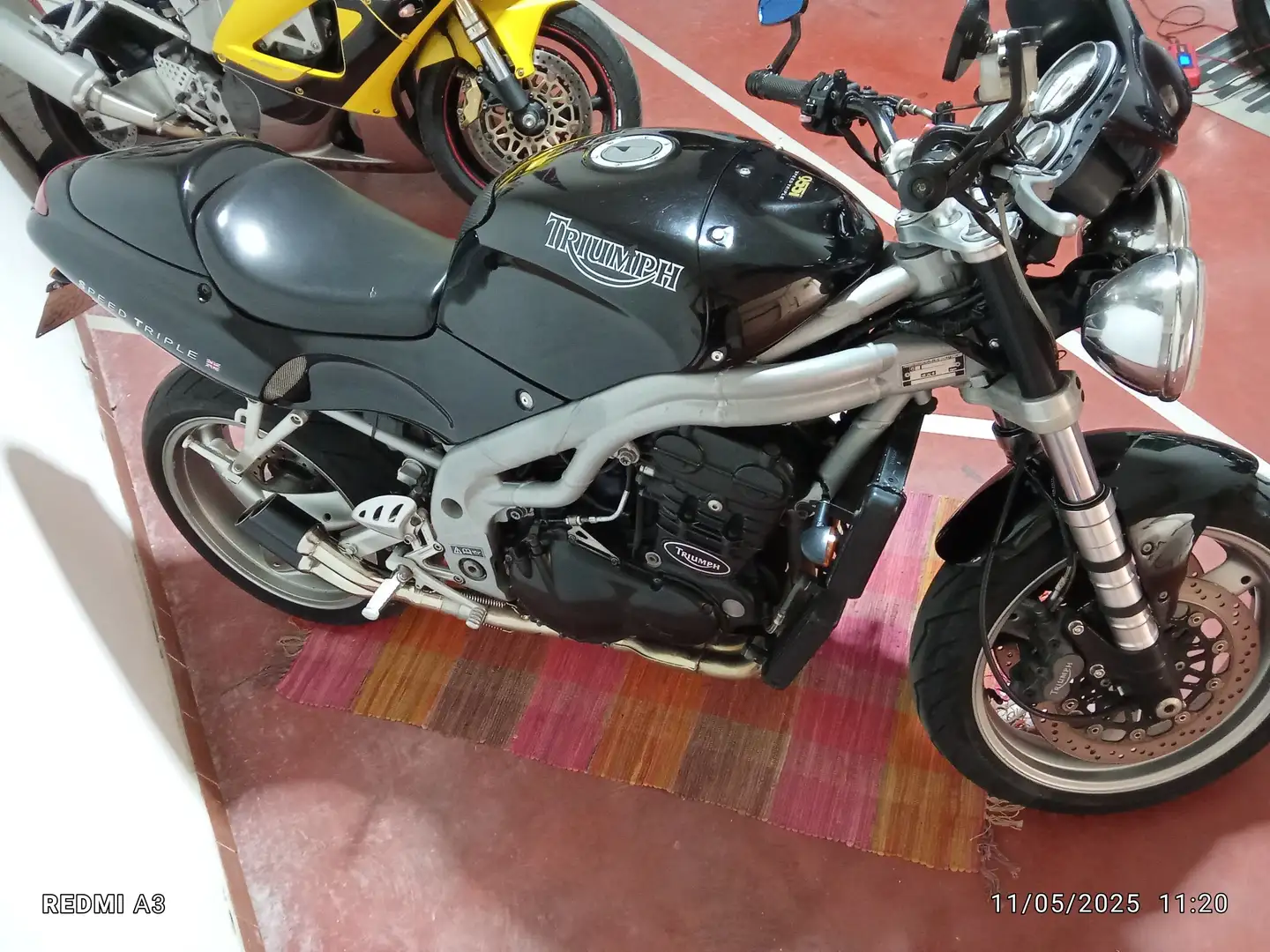 Triumph Speed Triple 955i 2001 Чёрный - 1