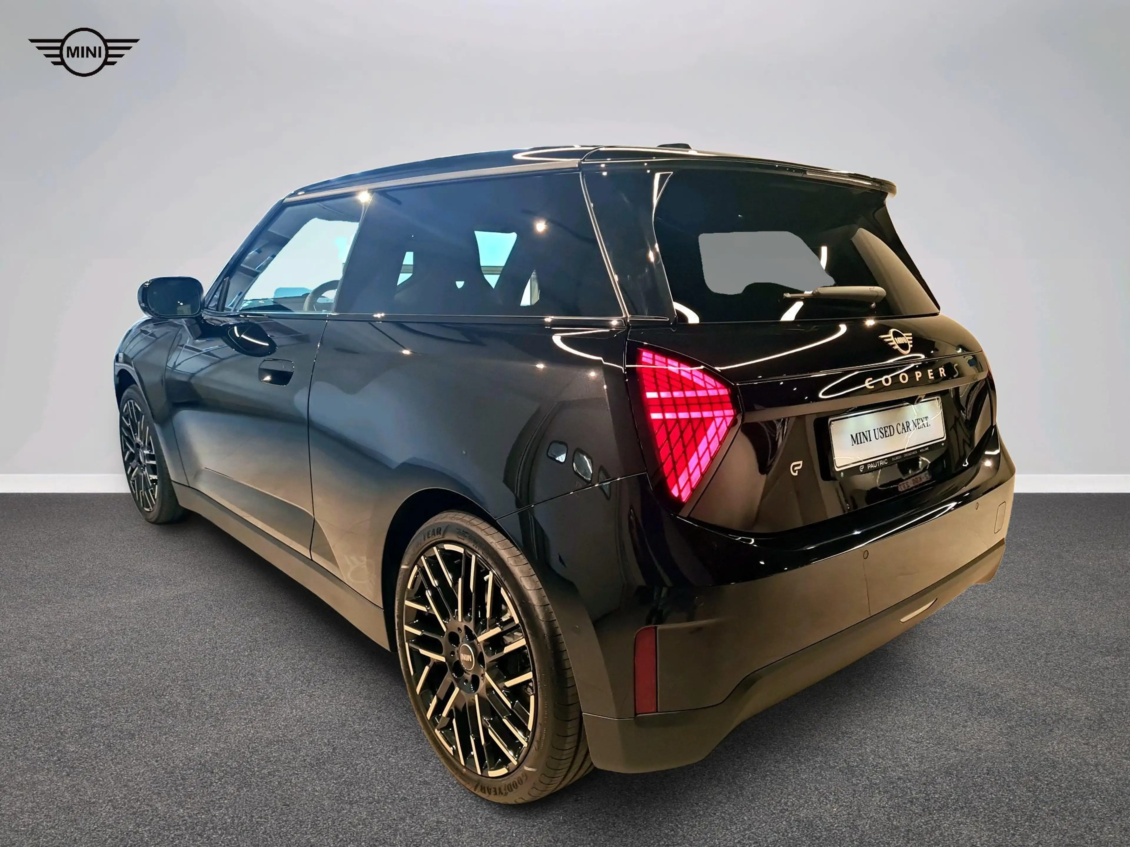 MINI Cooper SE Favoured Trim — photo 4