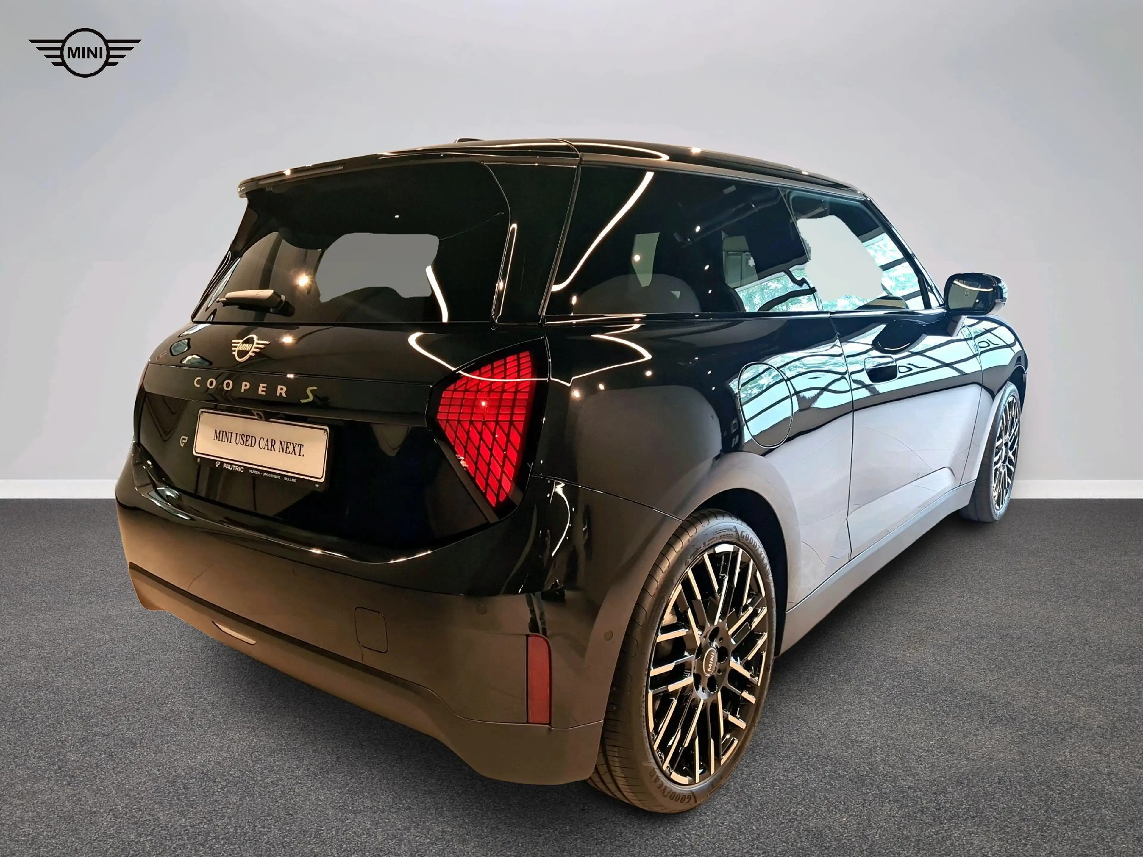 MINI Cooper SE Favoured Trim — photo 5