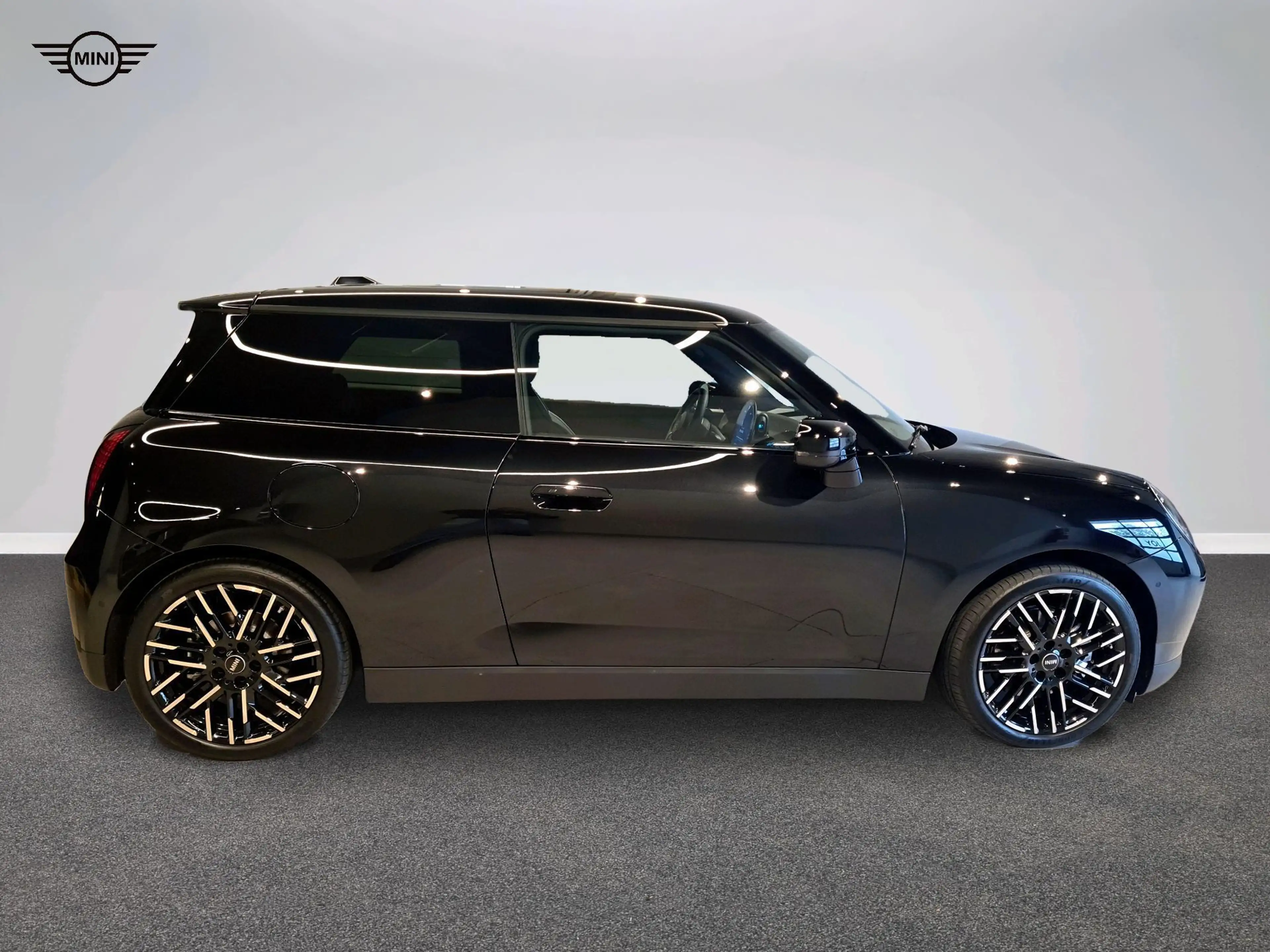 MINI Cooper SE Favoured Trim — photo 2