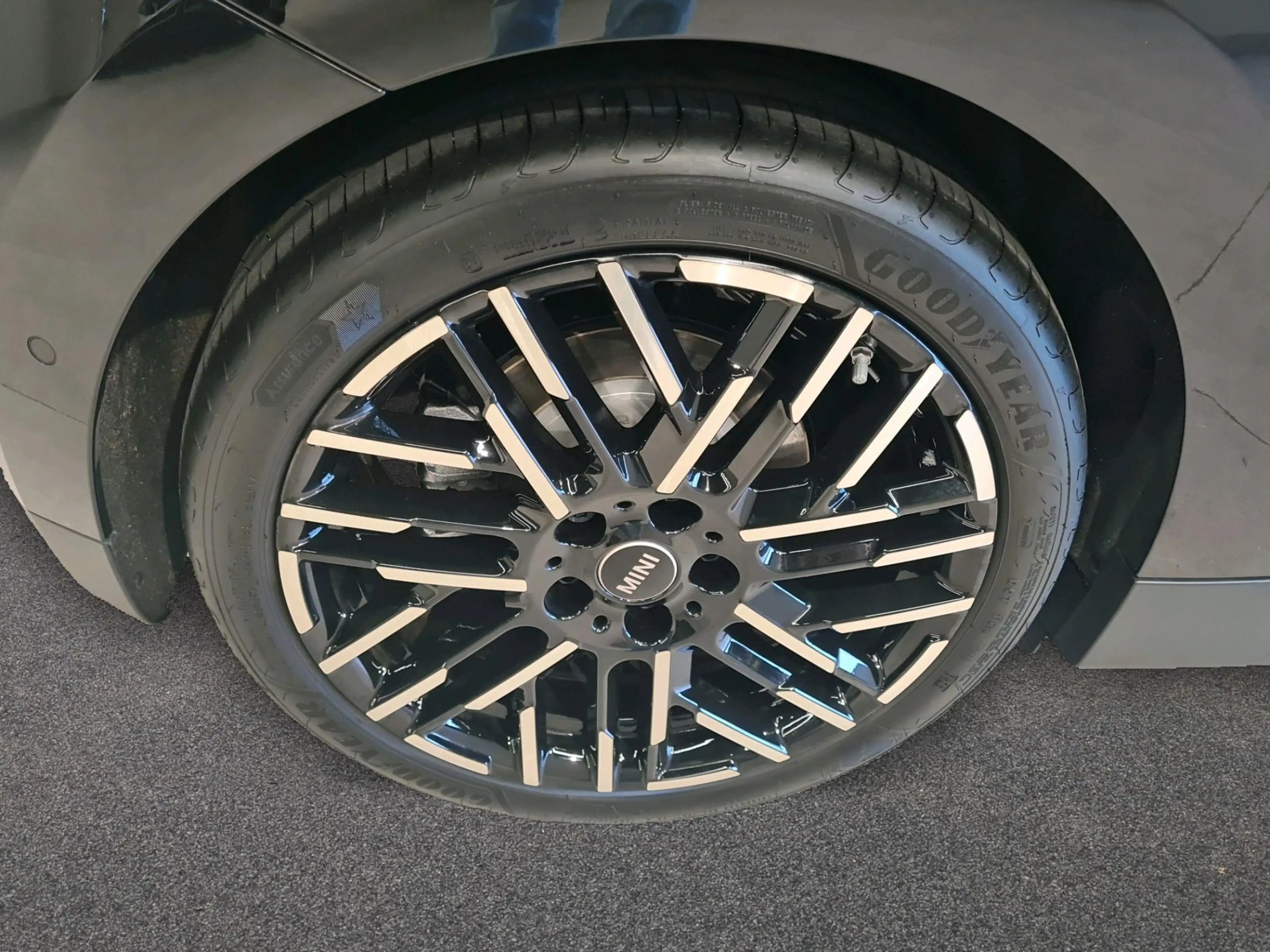 MINI Cooper SE Favoured Trim — photo 9