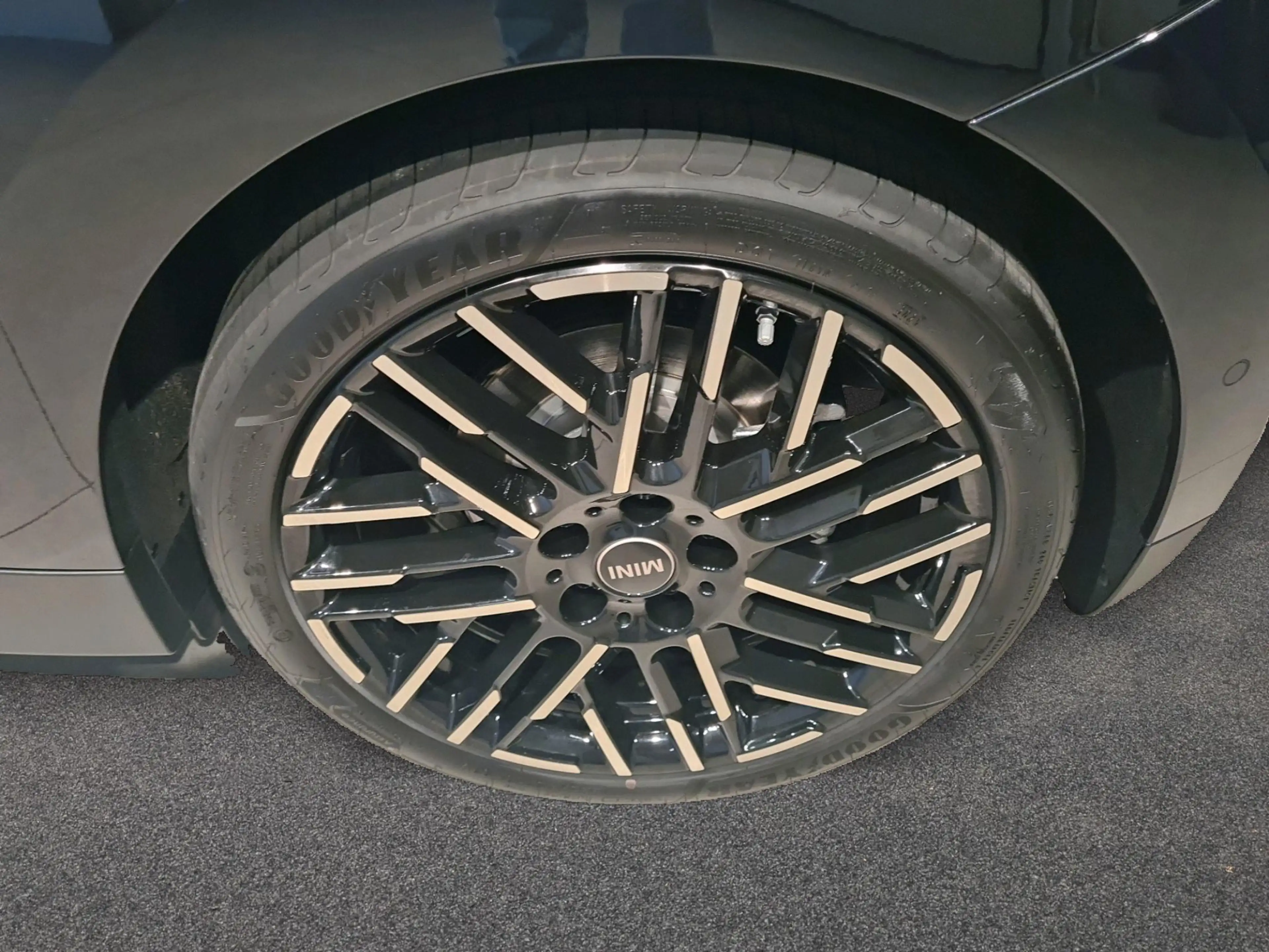 MINI Cooper SE Favoured Trim — photo 8
