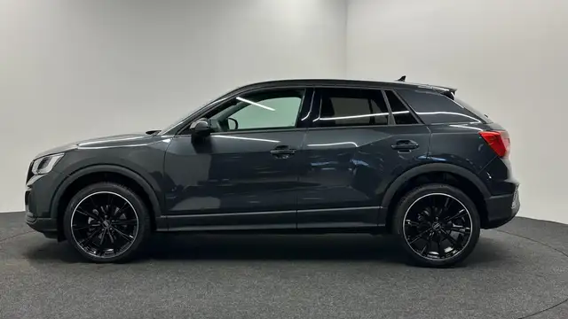 Audi Q2 view 8