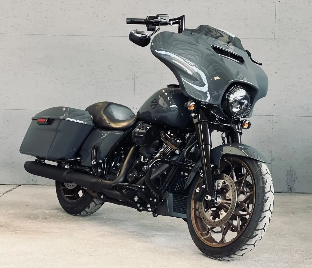 Harley-Davidson FLHXST Street Glide ST  117ci Grau - 2