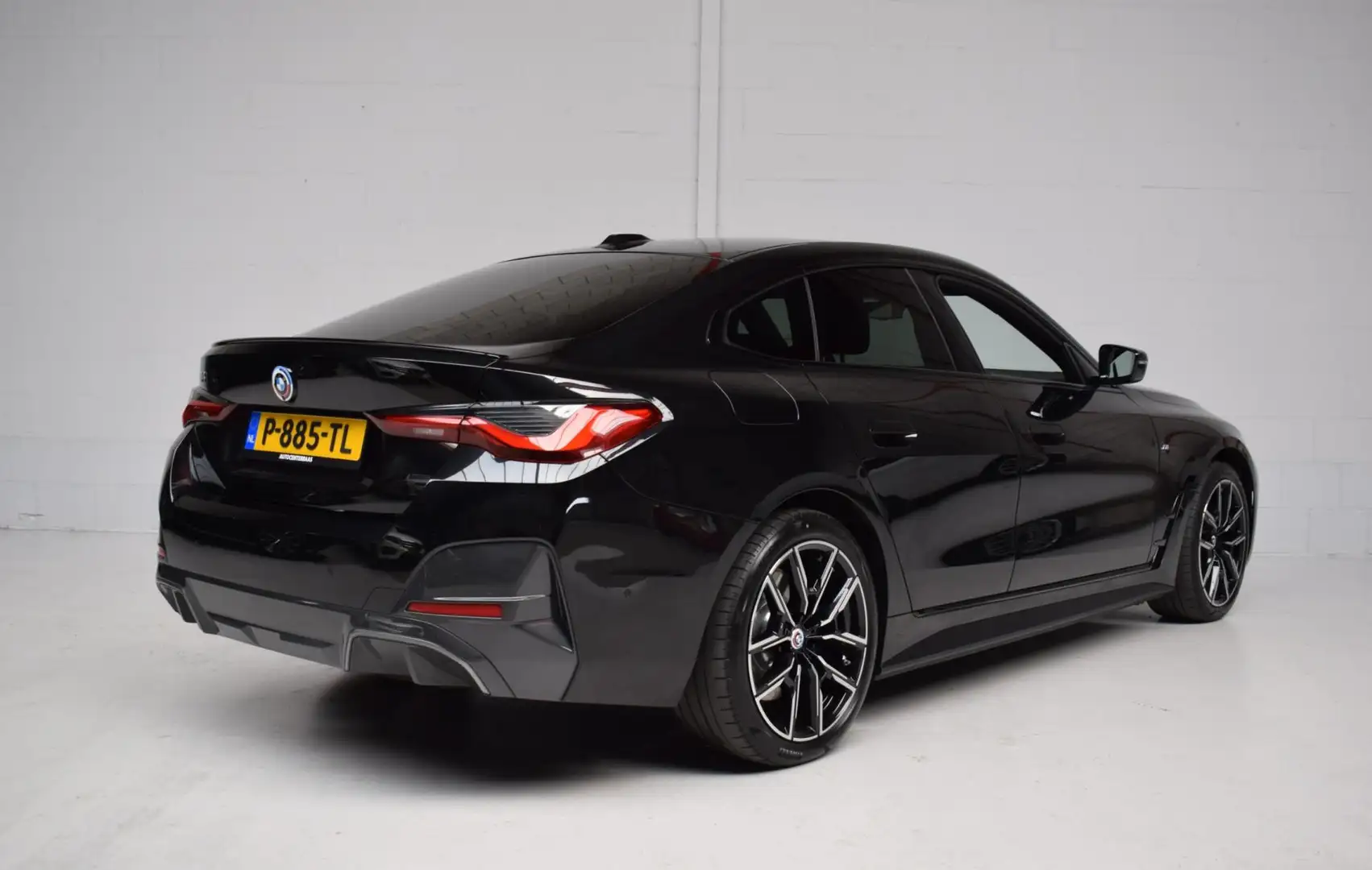 BMW i4 EDrive40 84 kWh M-SPORT / ORG.NED / CAMERA / TREKH Zwart - 2