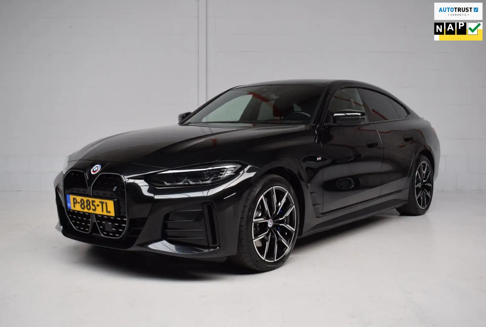 BMW i4 EDrive40 84 kWh M-SPORT / ORG.NED / CAMERA / TREKH Zwart - 1