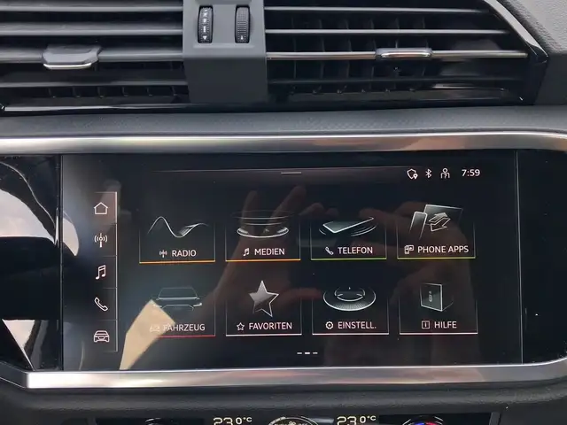 Audi Q3 view 13