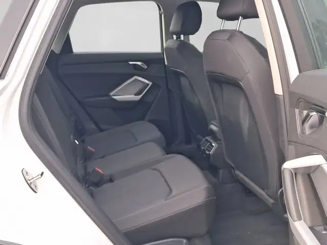 Audi Q3 view 6