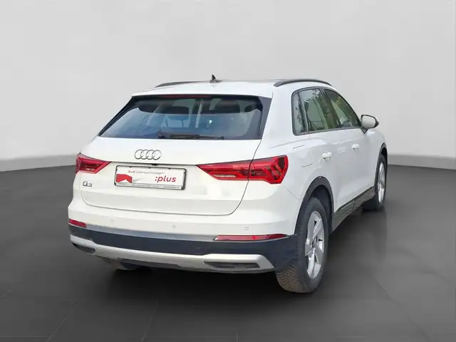 Audi Q3 view 3