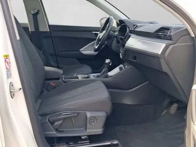 Audi Q3 view 4