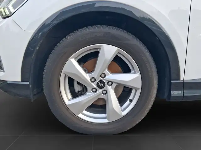 Audi Q3 view 7
