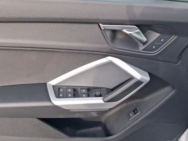 Audi Q3 view 8