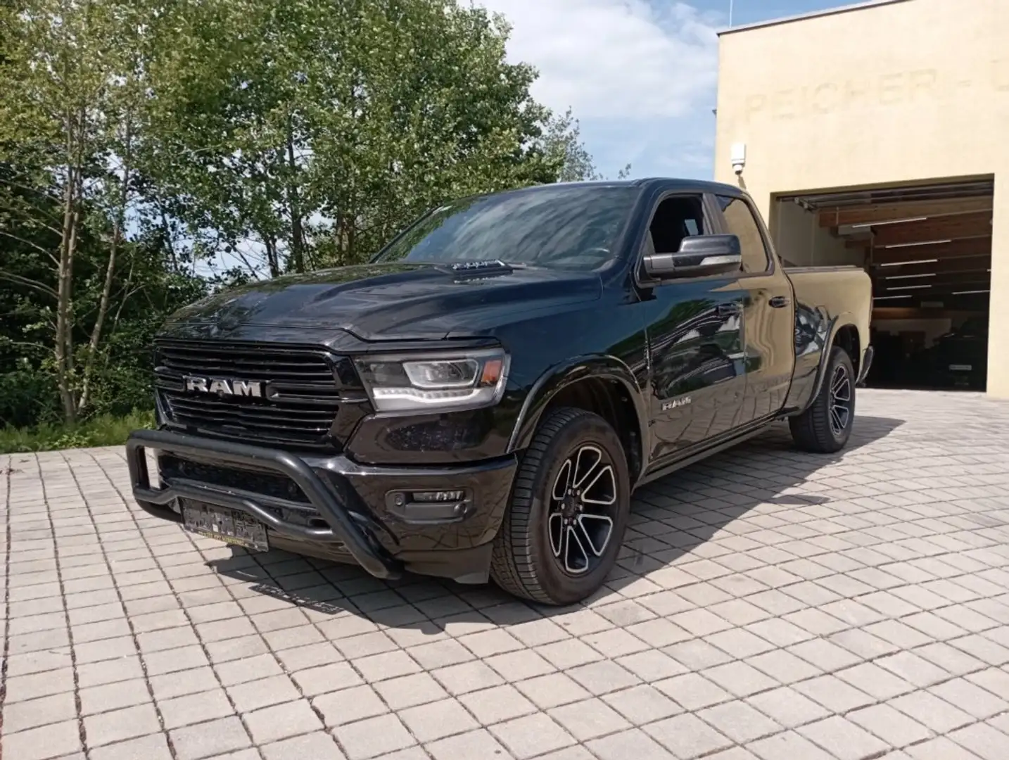 RAM 1500 Ram 1500 Laramie Quad Cab 6'4''-Bed 4x4 Schwarz - 2