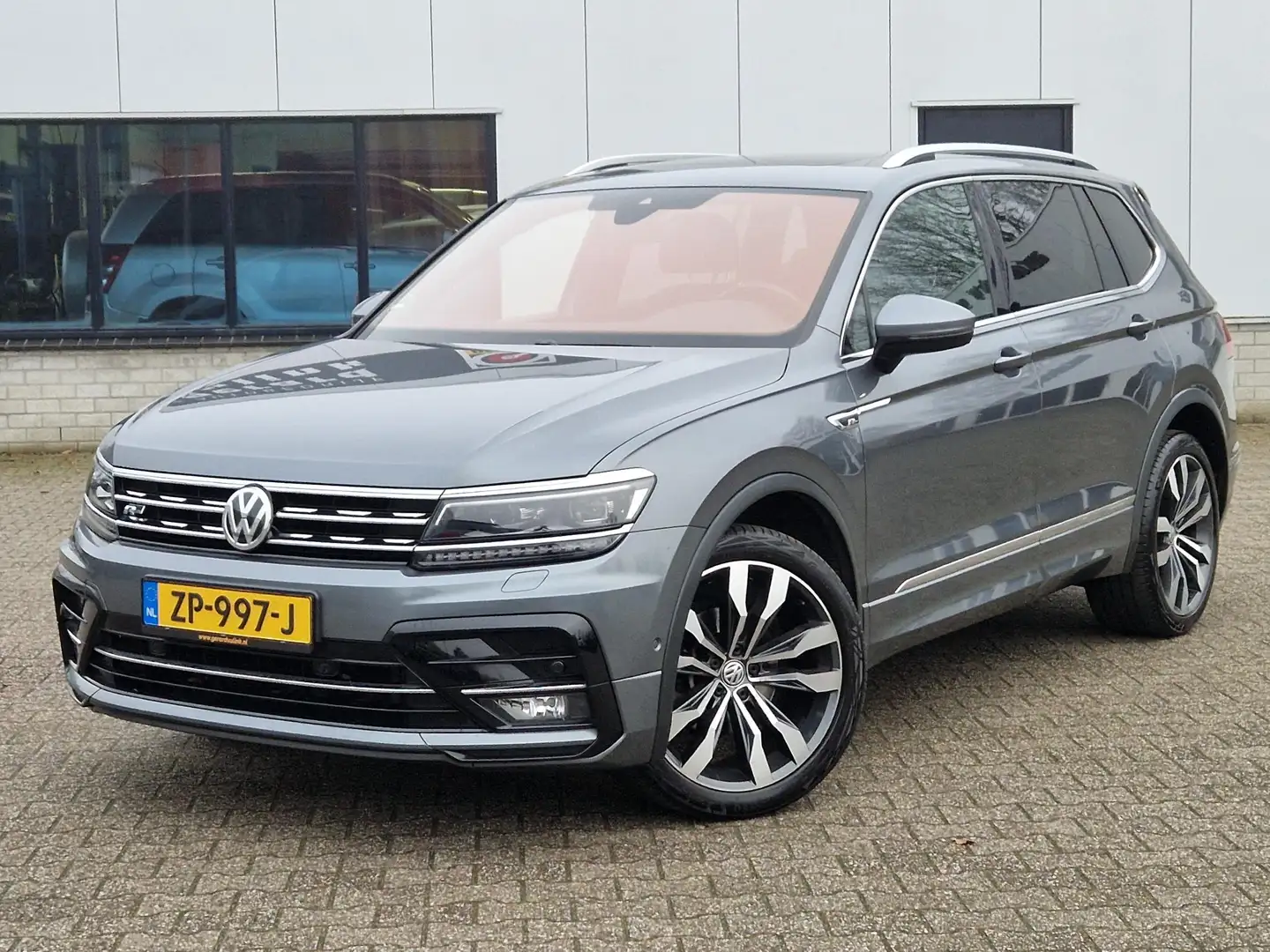 Volkswagen Tiguan Allspace 1.5 TSI Highline R-Line 7p. PANO TREKHAAK ADAPTIVE Gris - 2