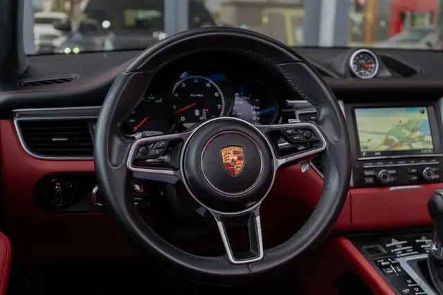 Porsche Macan view 11