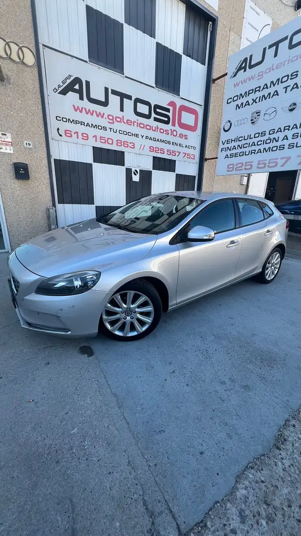 Volvo V40 D2 Kinetic 115 Gris - 1
