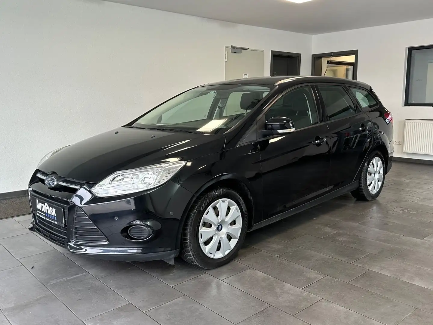 Ford Focus Turnier Trend AHK*SItzheizung* Schwarz - 2