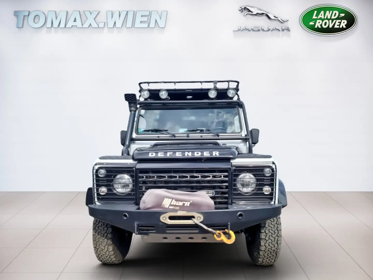Land Rover Defender 110 Station Wagon Adventure White - 2