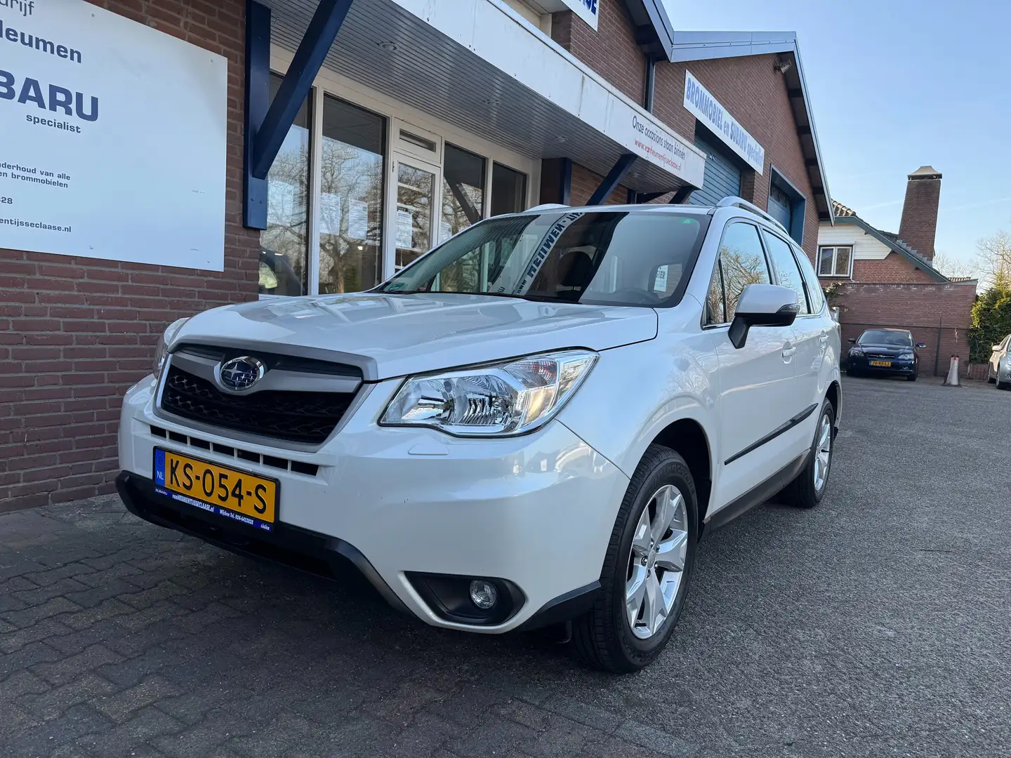 Subaru Forester 2.0 Luxury CVT AWD Weiß - 2