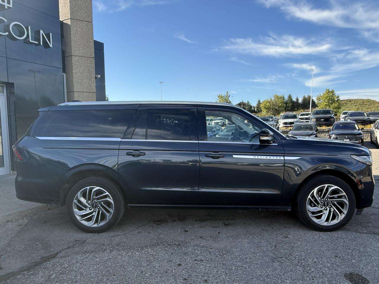 2025 Lincoln Navigator 'L' 202A WITH 22 RIMS! LOADED! LEATHER, NAV! — снимка 2