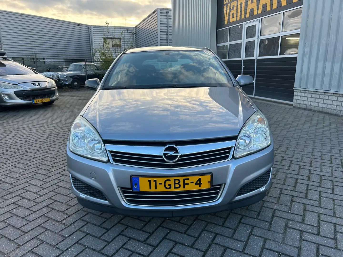Opel Astra 1.8 Business | AUTOMAAT | AIRCO | NAP | Gris - 2
