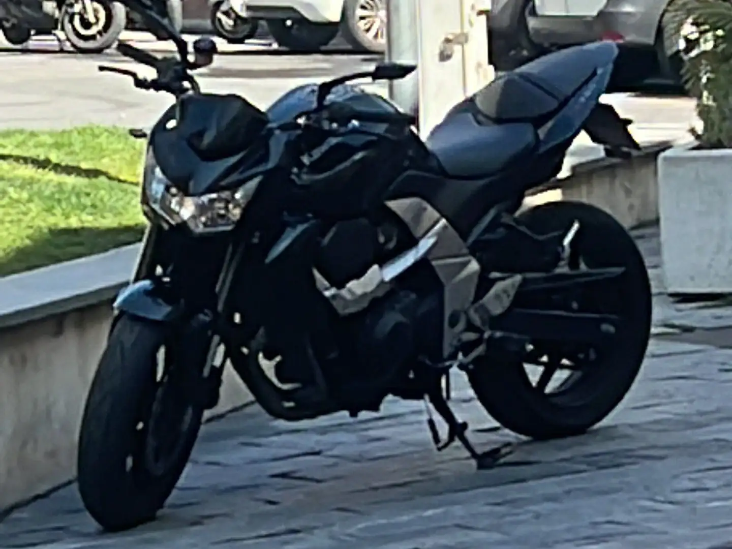 Kawasaki Z 750 Negro - 2