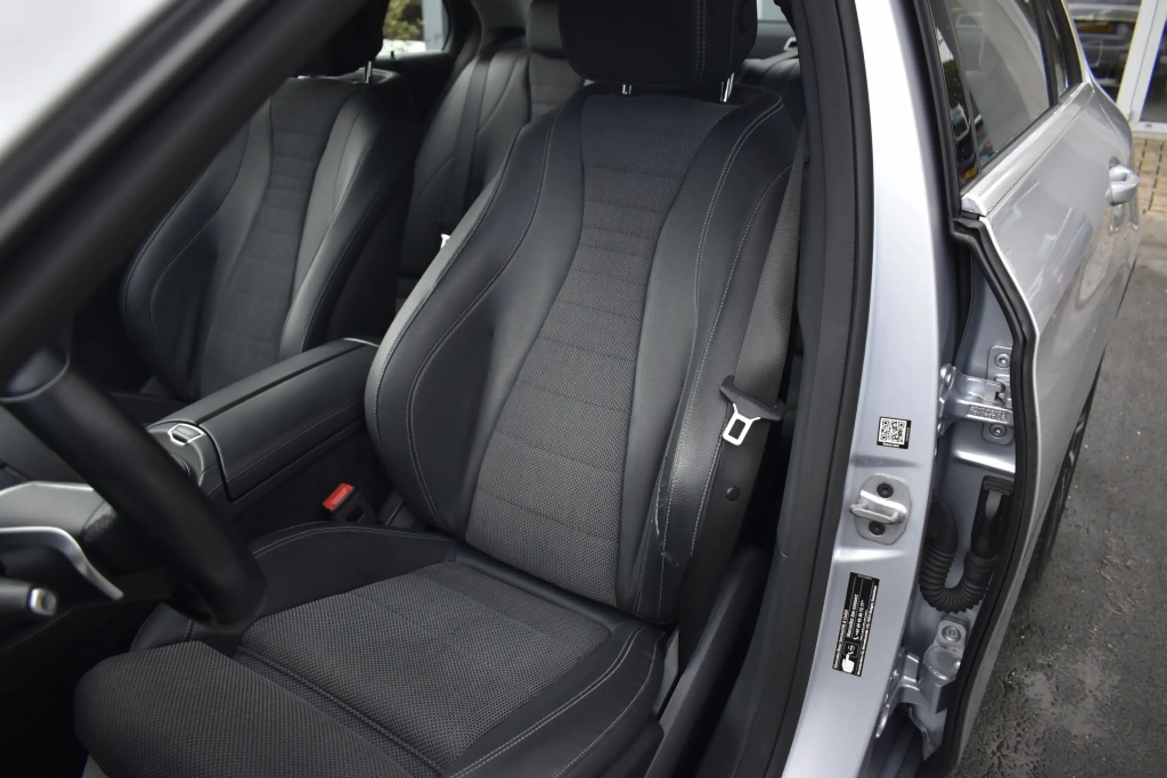 Mercedes-Benz E 300 de 4M. Av.garde — photo 14