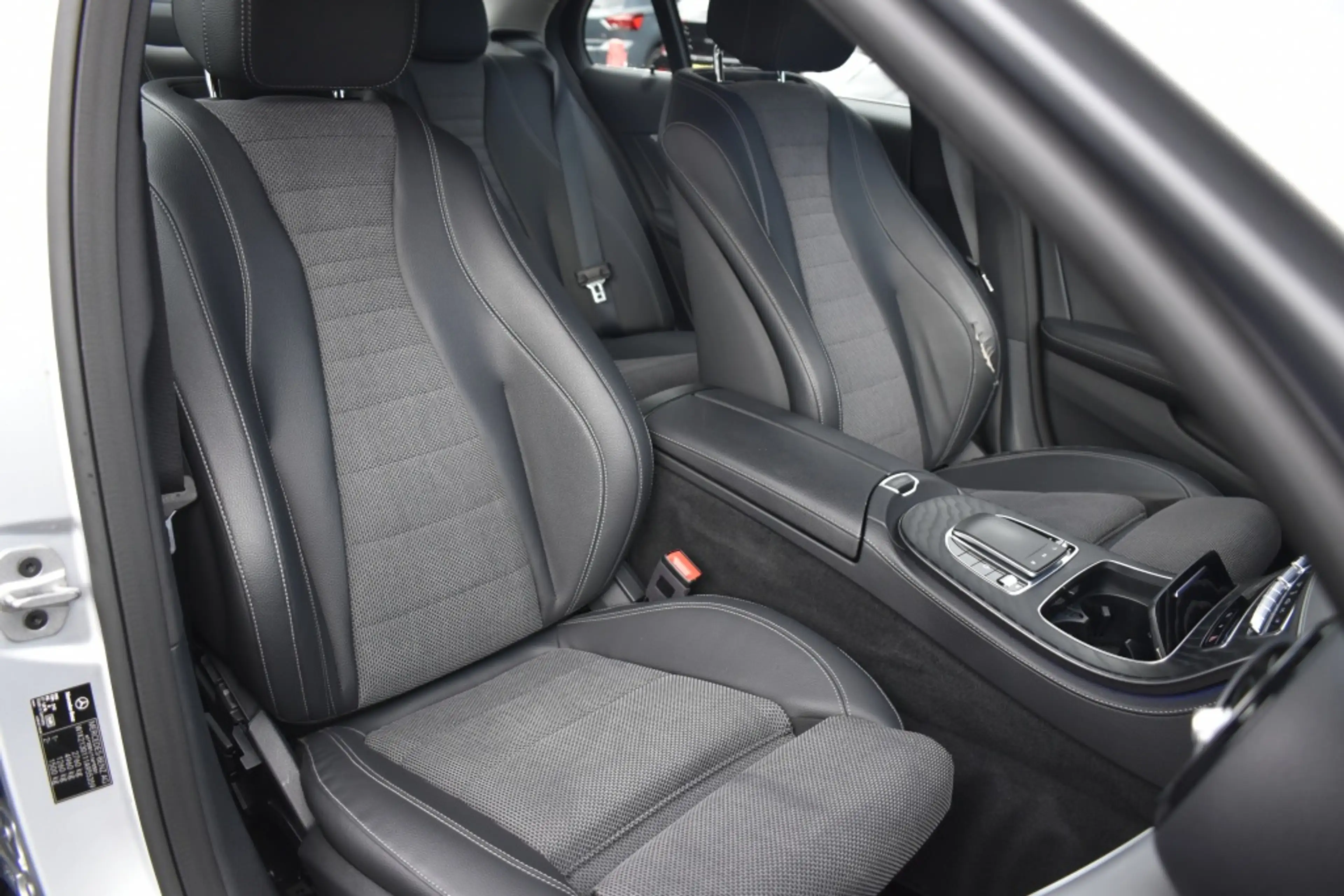Mercedes-Benz E 300 de 4M. Av.garde — photo 13