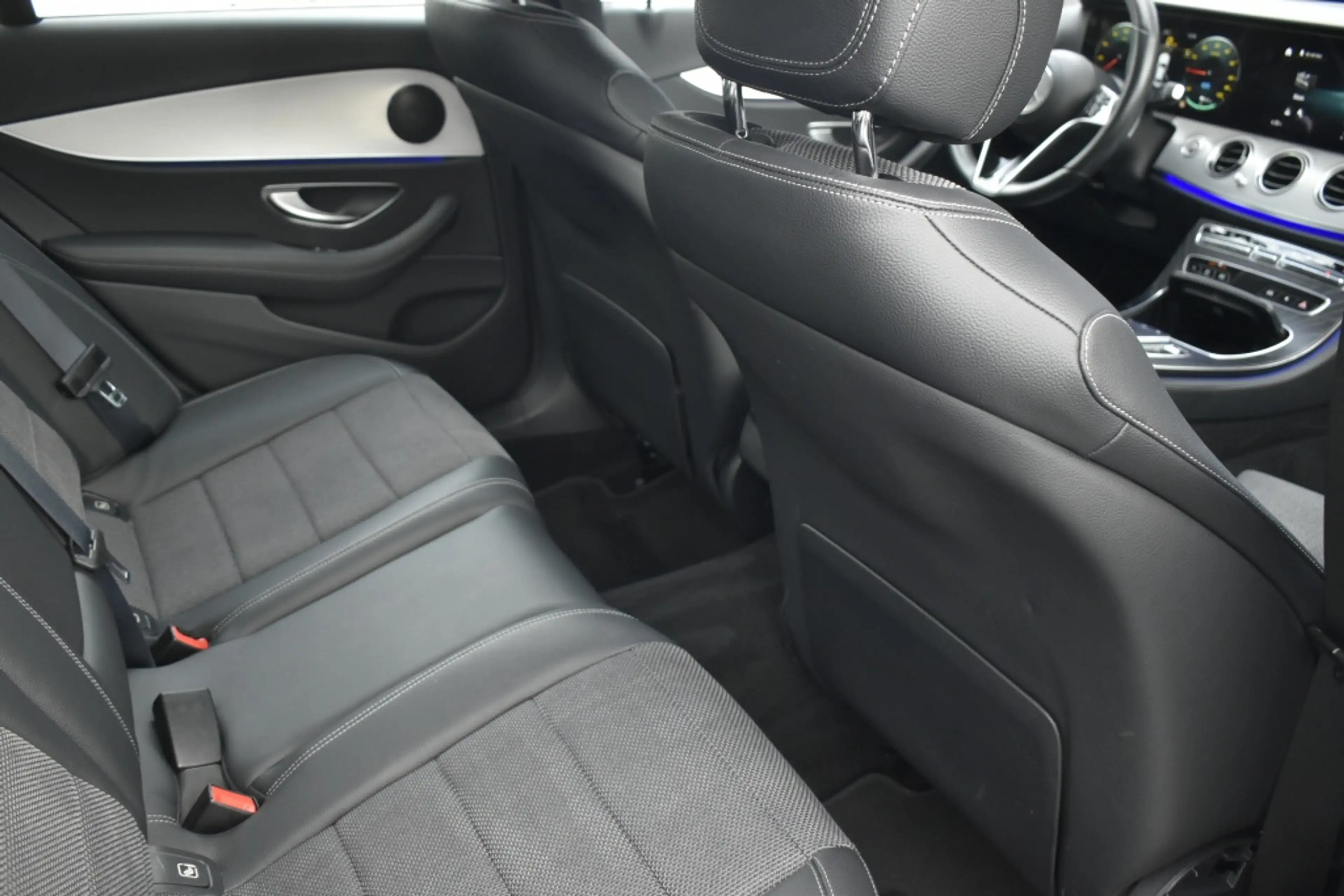 Mercedes-Benz E 300 de 4M. Av.garde — photo 11