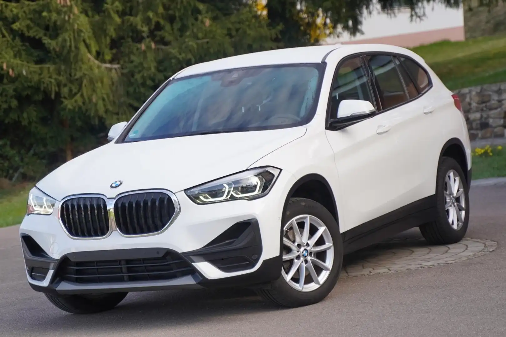 BMW X1 sDrive18i Navi SHZ PDC LED Hifi Park-u.Driveassist Weiß - 1