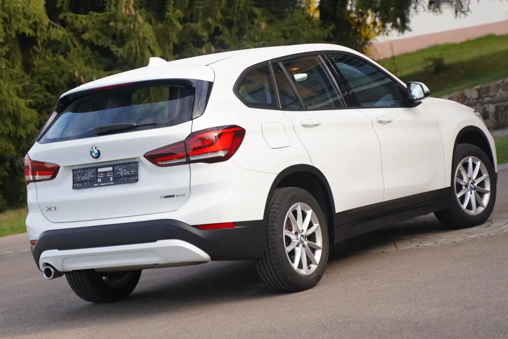 BMW X1 sDrive18i Navi SHZ PDC LED Hifi Park-u.Driveassist Weiß - 2