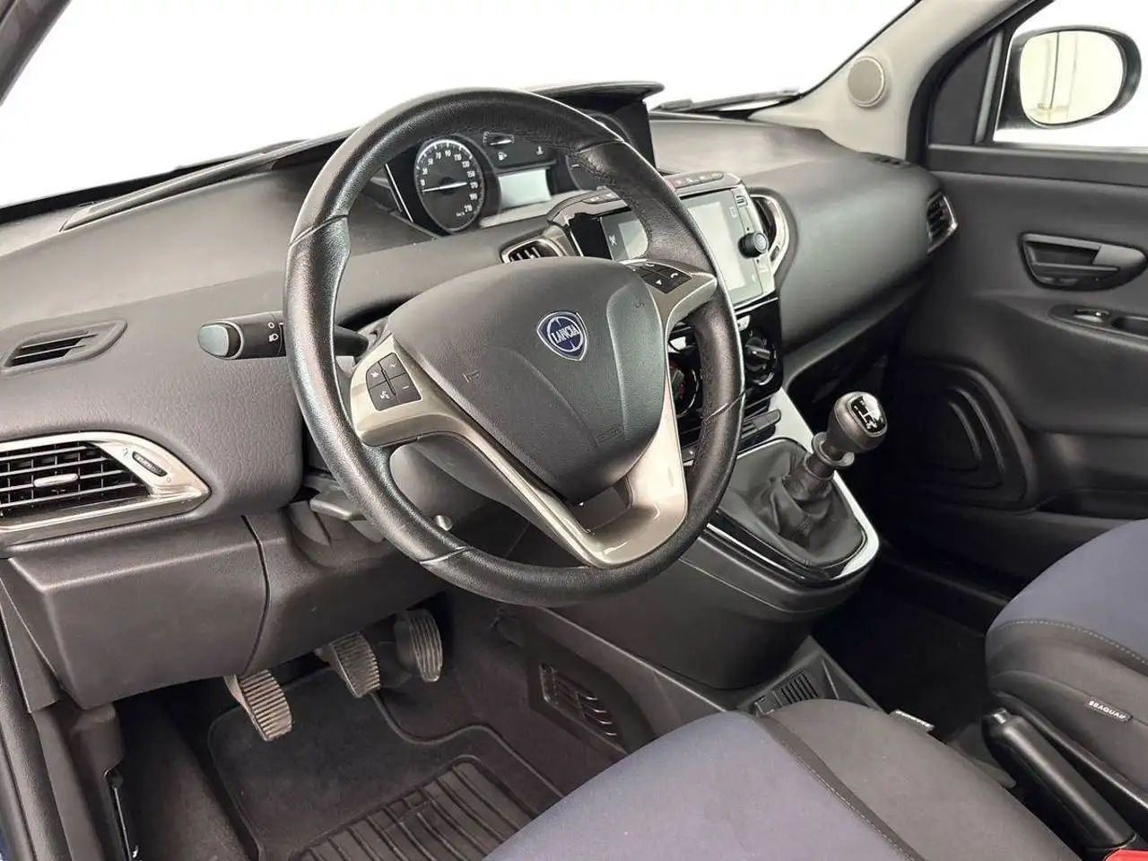 Lancia Ypsilon 2023 — фото 9