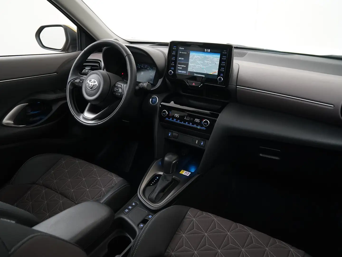 Toyota Yaris Cross 1.5 Hybrid Executive | Panoramadak | Camera | Head Goud - 2