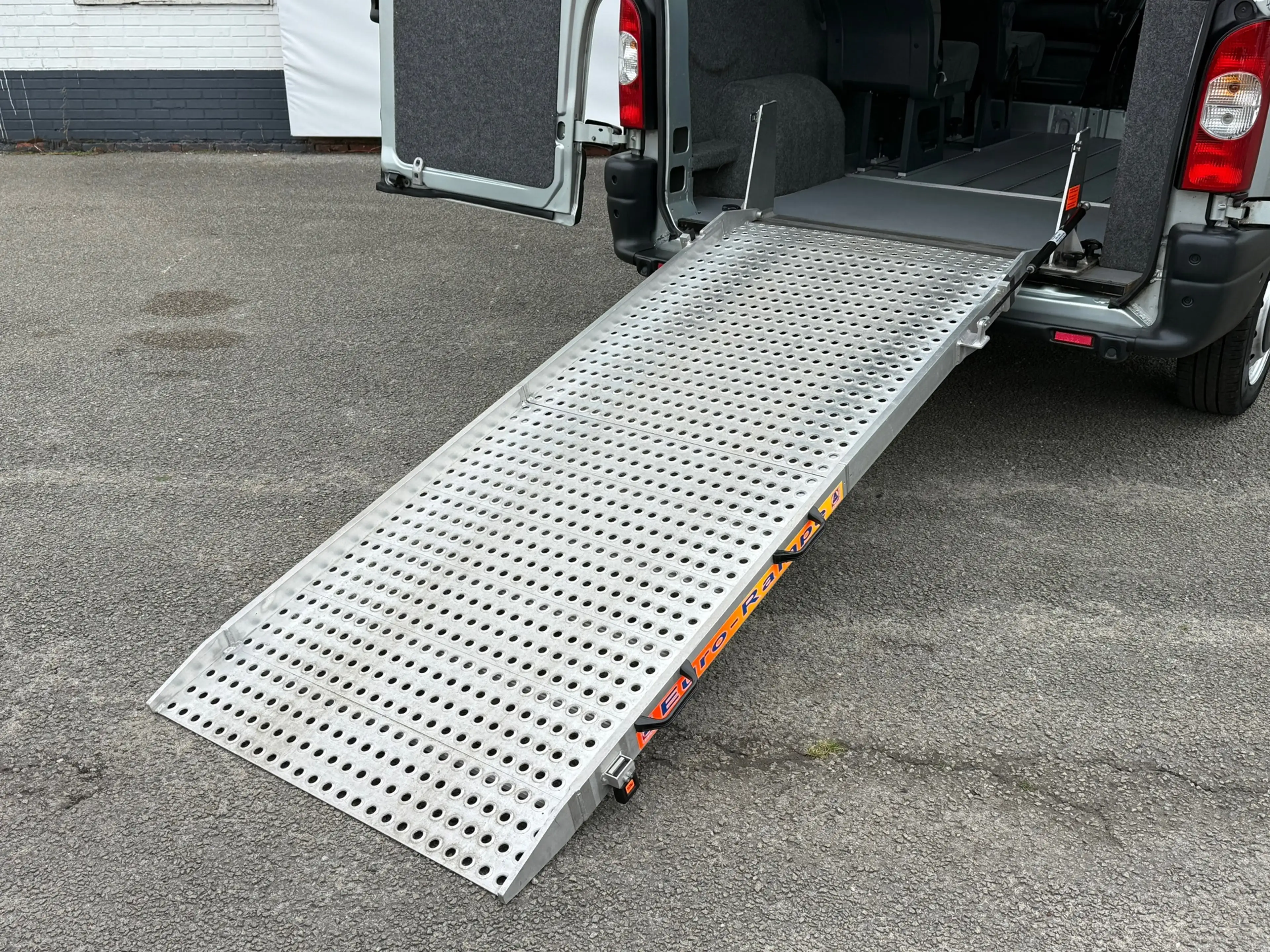 Renault Master T28 2.5 dCi L1H1 DC Rolstoelbus | Airco | Cruise | — photo 19