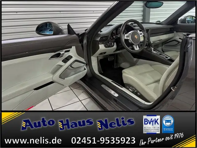 Porsche 911 view 9