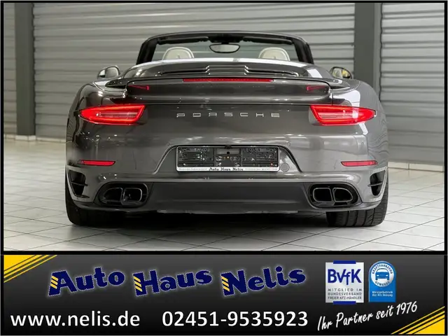 Porsche 911 view 8