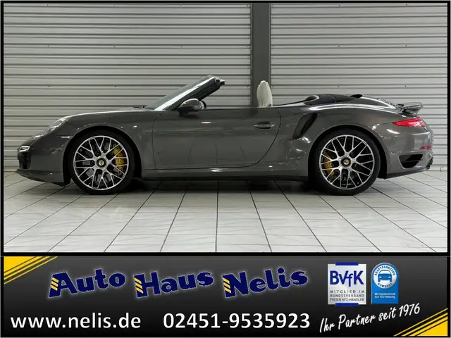 Porsche 911 view 4